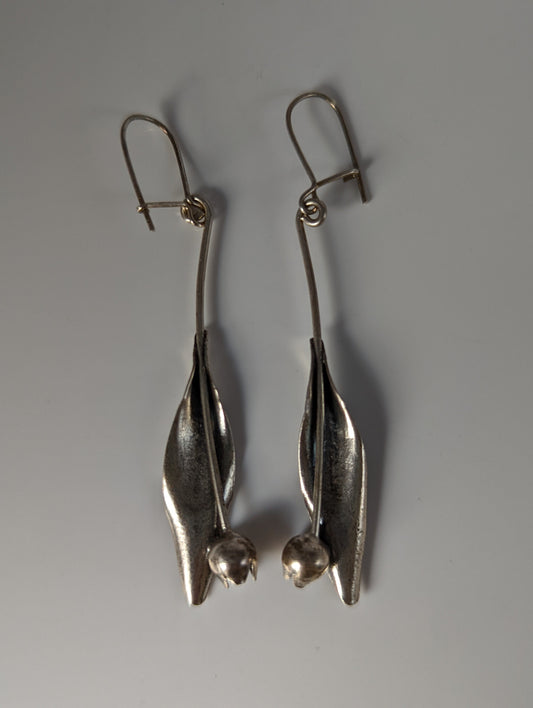 Silver Steed Tulip Dangling Earrings