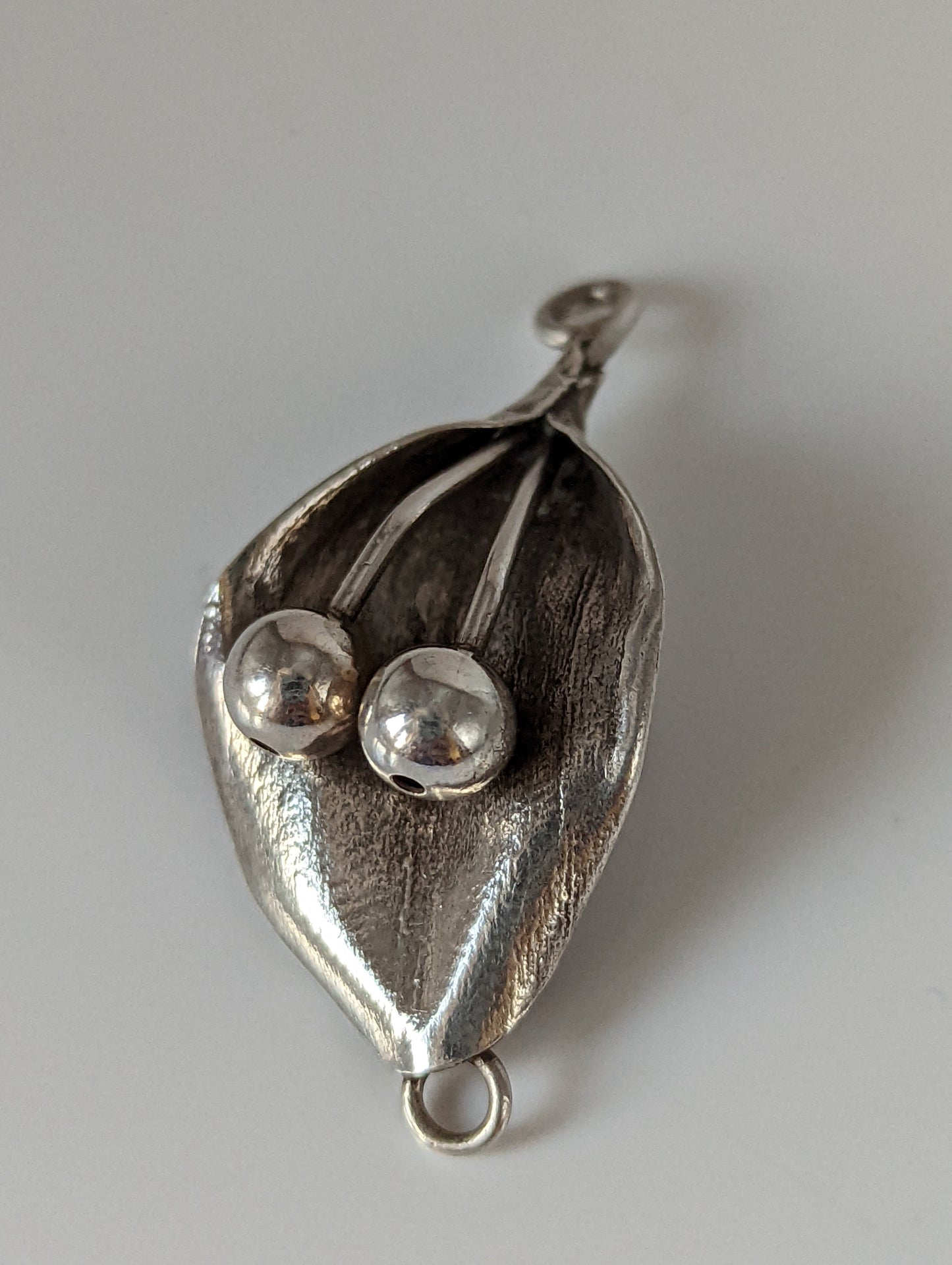 Silver Steed Leaf & Stem Silver Pendant